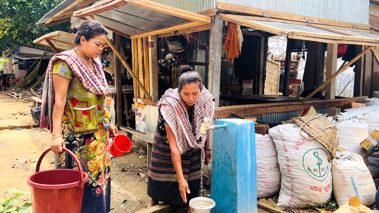 ঘরের দোরগোড়ায় পানি পেয়ে খুশি পাহাড়বাসী