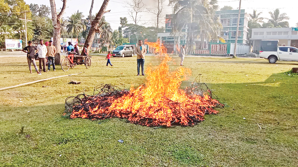 আগৈলঝাড়ায় নিষিদ্ধ চায়না জাল জব্দ