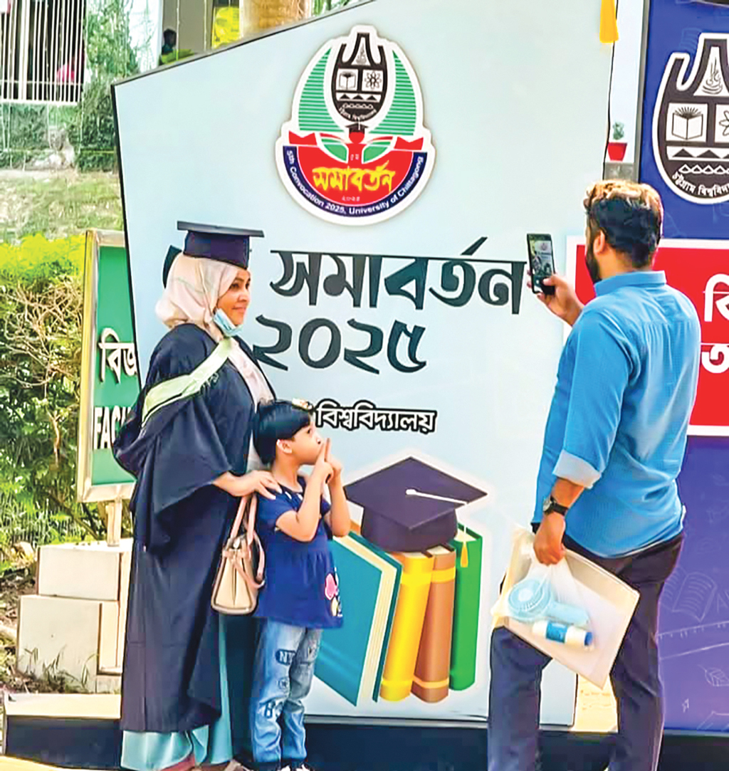 সমাবর্তীদের পদচারণে মুখর চট্টগ্রাম বিশ্ববিদ্যালয় ক্যাম্পাস। কালো গাউন, মাথায় টুপি পরে বিভিন্ন বিভাগ, হল, একাডেমিক ও প্রশাসনিক ভবনের সামনে চলছে ছবি তোলার হিড়িক। ছবি: আজকের পত্রিকা