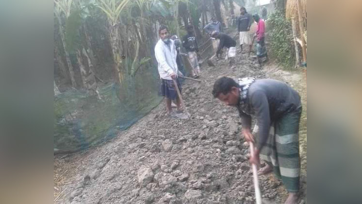 ব্যক্তিগত উদ্যোগে সড়ক সংস্কারে এলাকাবাসী