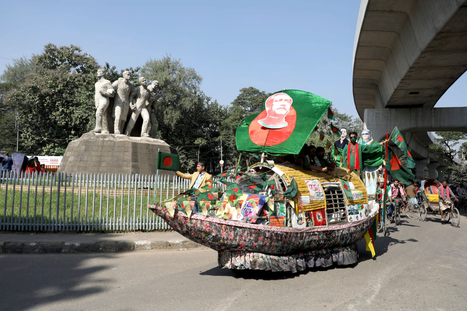 রাজধানীতে বিজয় দিবস উদ্‌যাপন। রাজু ভাস্কর্য, ঢাকা বিশ্ববিদ্যালয়। ১৬ ডিসেম্বর ২০২১। ছবি: সৈয়দ মাহামুদুর রহমান