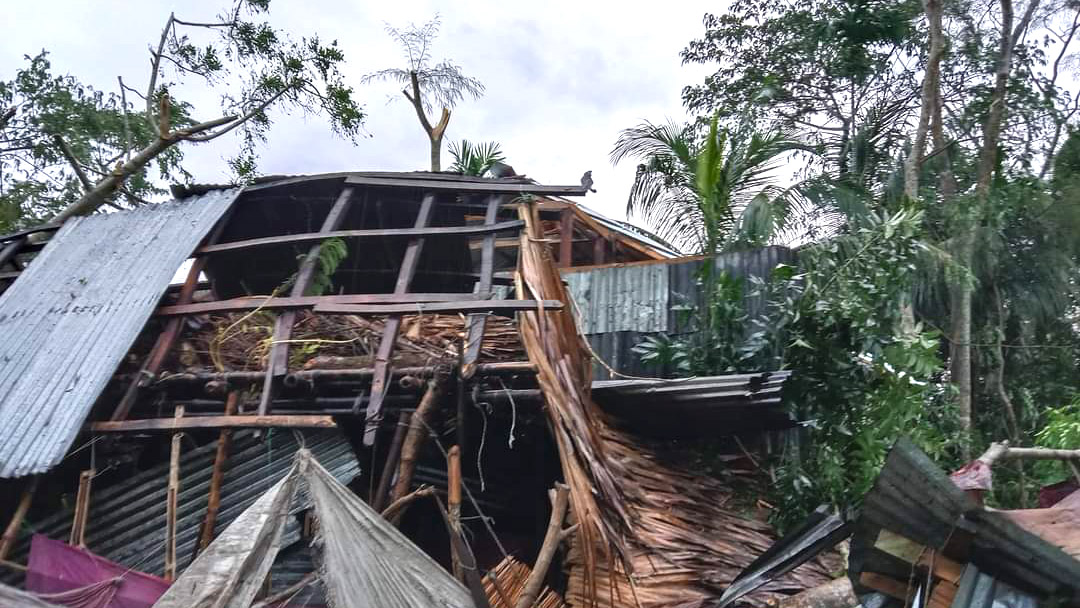 ঝড়ে বিধ্বস্ত অর্ধশত ঘরবাড়ি গাছ ভেঙে যোগাযোগ বন্ধ