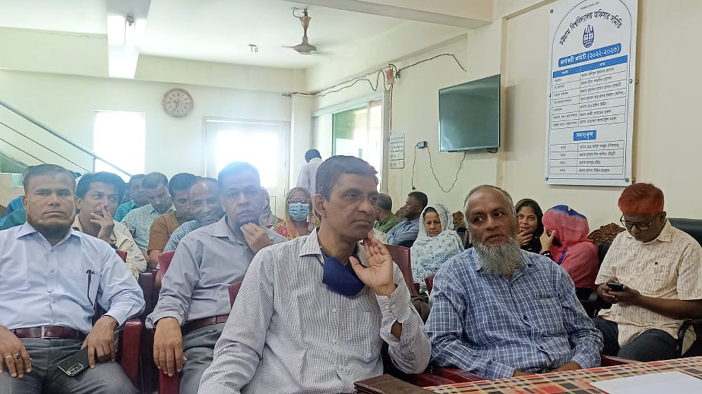 ৩ ছাত্রলীগ নেতার বিরুদ্ধে ব্যবস্থা নেওয়ার দাবিতে চবি কর্মকর্তাদের কর্মবিরতি