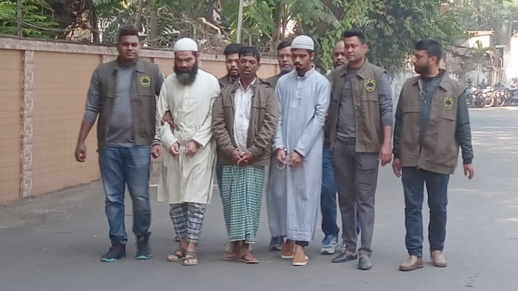 অস্ত্র বেচতে গিয়ে নিজেই যোগ দেন জঙ্গি সংগঠনে