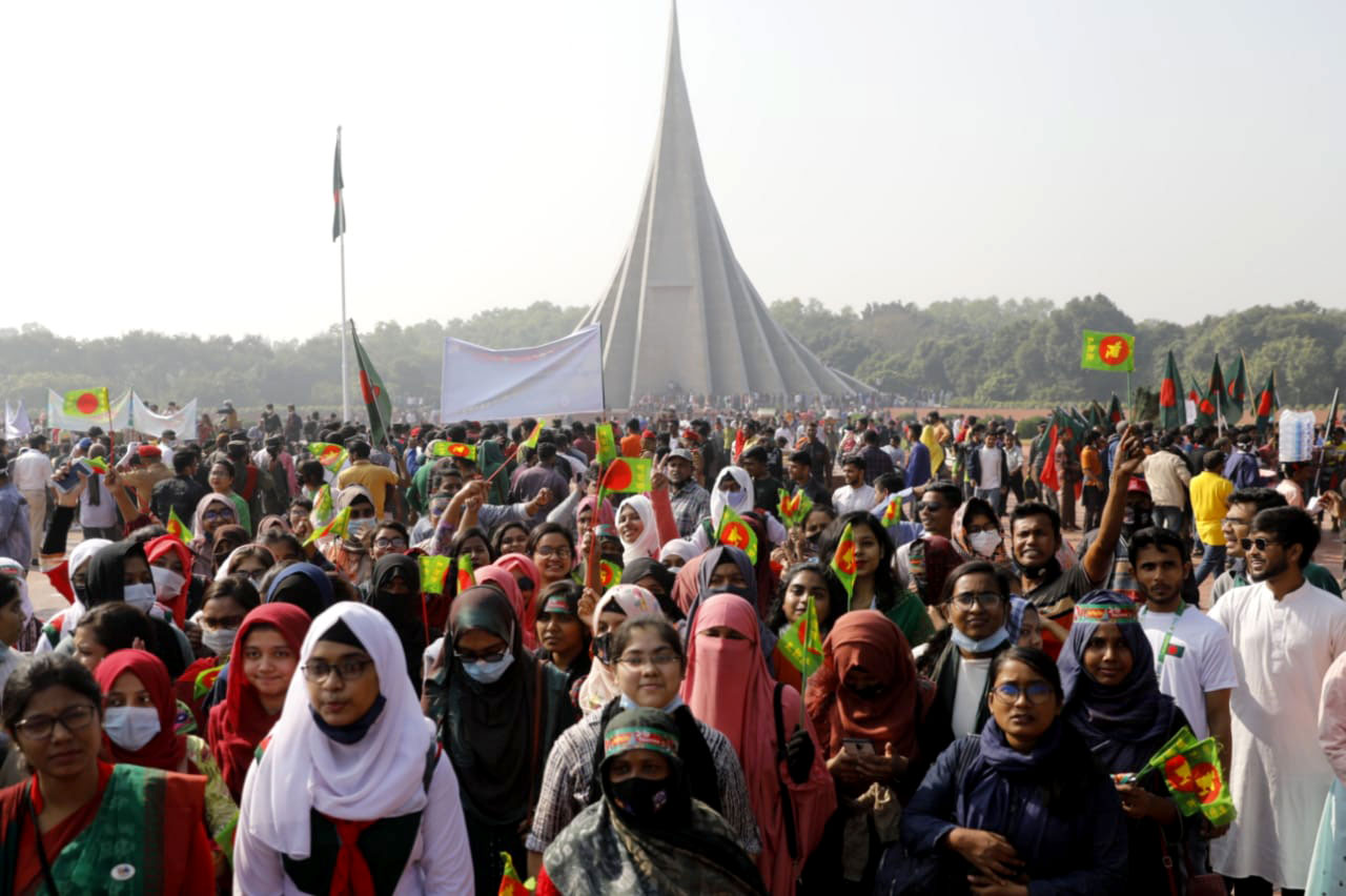 স্মৃতিসৌধে সর্বসাধারণের শ্রদ্ধা নিবেদন। সাভার, ঢাকা, ১৬ ডিসেম্বর, ২০২১। ছবি: হাসান রাজা