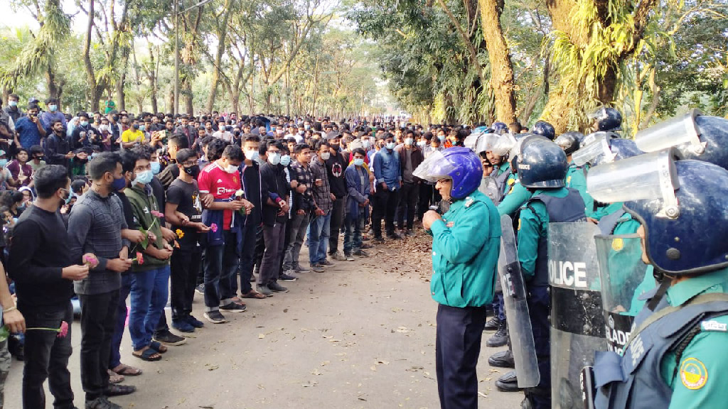 শাবিপ্রবিতে আন্দোলনরত শিক্ষার্থীদের বিরুদ্ধে পুলিশের মামলা