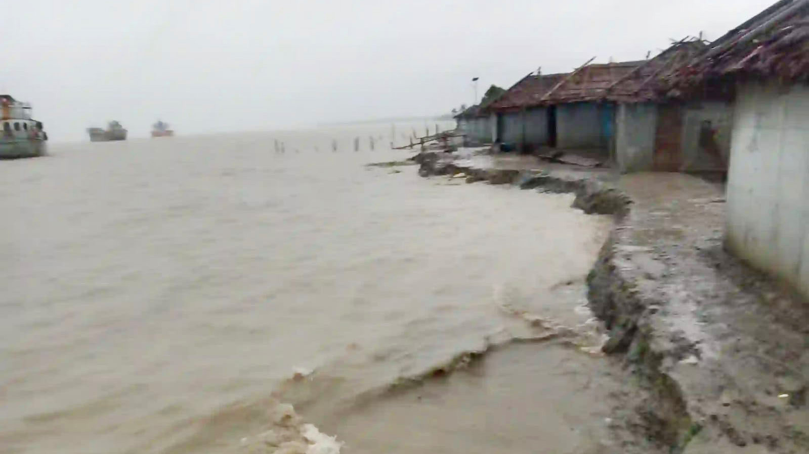 খুলনার দাকোপে ওয়াপদা বেড়িবাঁধের ১৫টি স্থানে ভাঙন