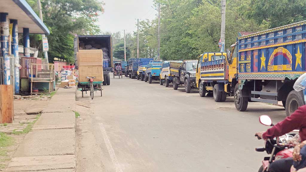 বাস-ট্রাক পার্কিংয়ে সড়ক দখল, যাত্রীদের দুর্ভোগ