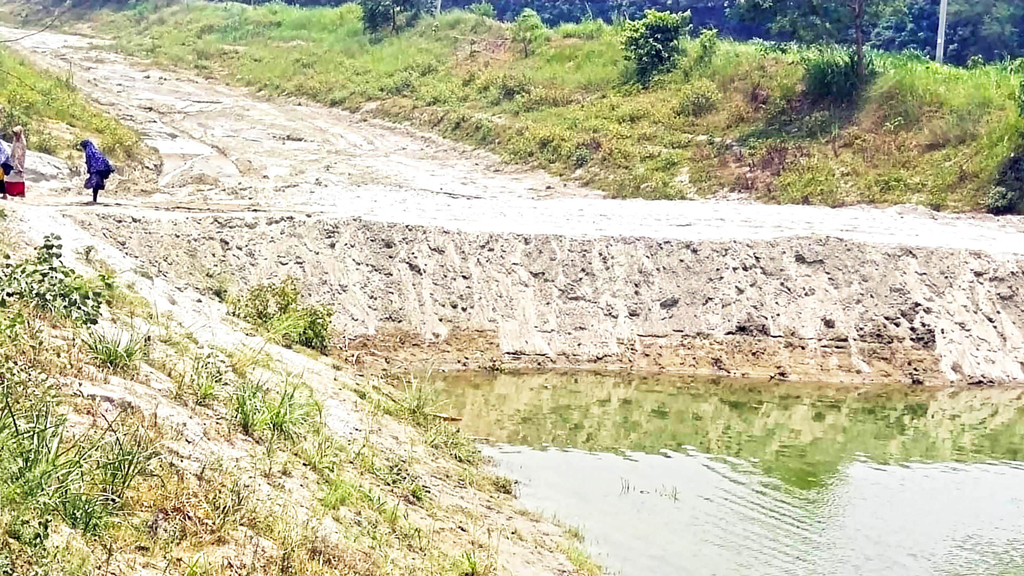 কান্তাবতী নদীতে বাঁধ দিয়ে মাটি কেটে বিক্রি