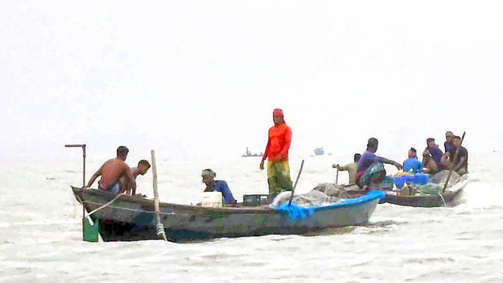 পদ্মা-মেঘনা: নিষেধাজ্ঞা মানছেন না জেলেরা