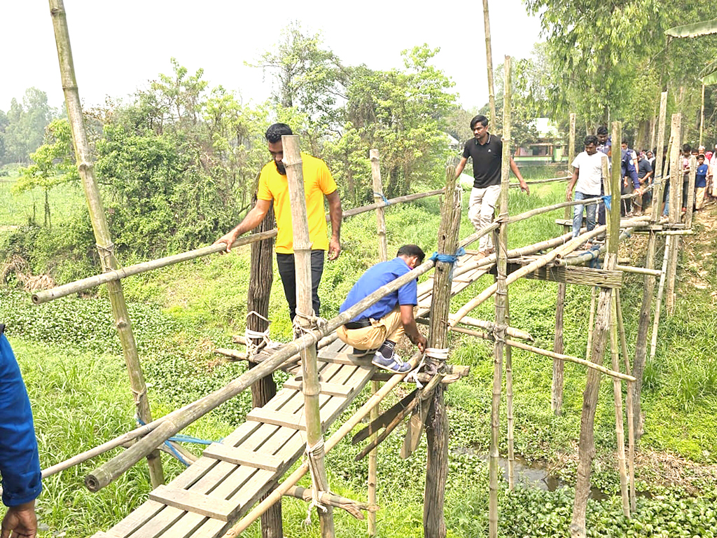 মুন্সিগঞ্জের সিরাজদিখানের রশুনিয়া ইউনিয়নের বাঁশের সাঁকো। ছবি: আজকের পত্রিকা