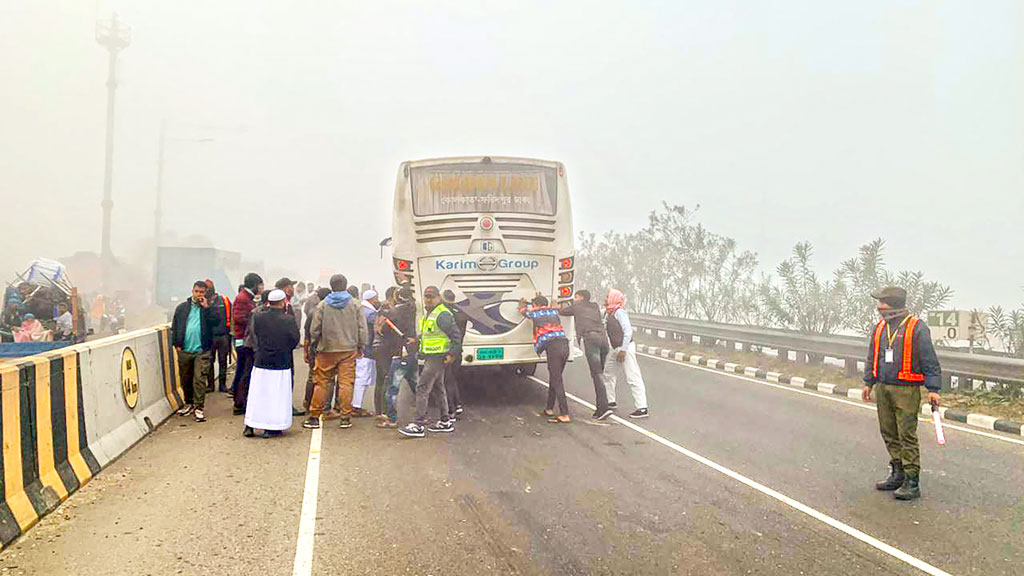 শীতে জবুথবু, কুয়াশায় দুর্ঘটনা