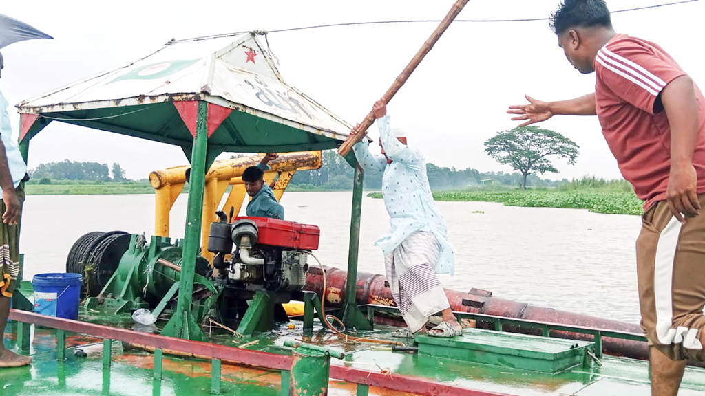 বালু উত্তোলনে ভাঙনের শঙ্কা
