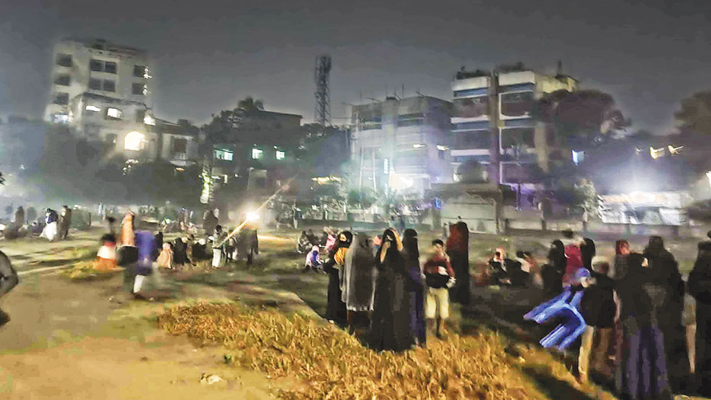 গুজব-আতঙ্কে নরসিংদীবাসী, রাত কাটছে ঘরের বাইরে