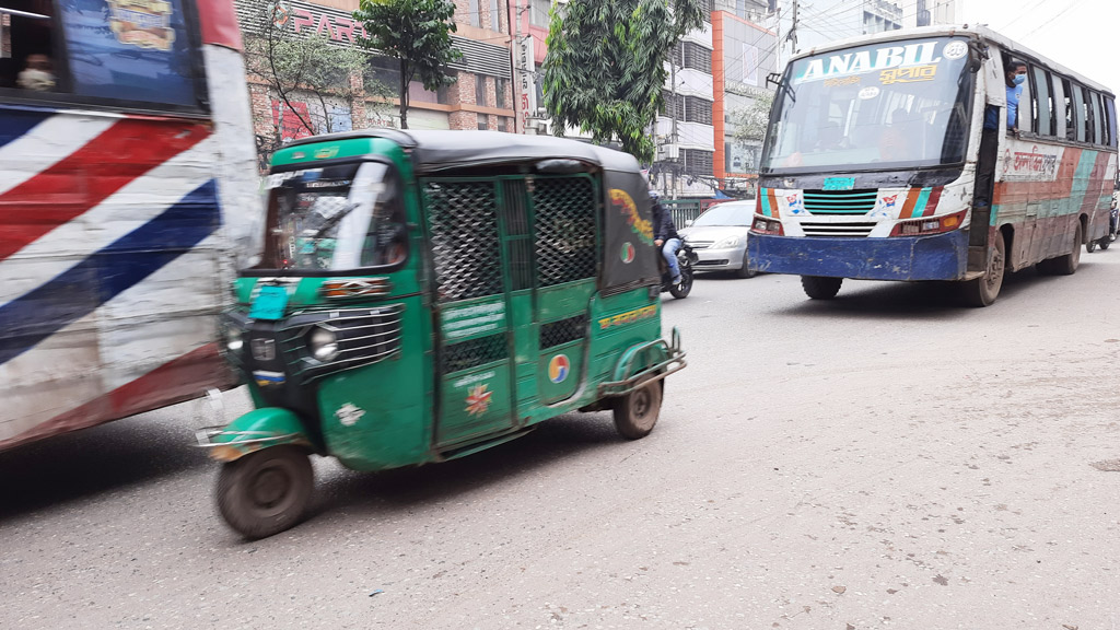 মোবাইল কোর্টের খবরে যাত্রী নামিয়ে উল্টো পথে যাচ্ছে বাস