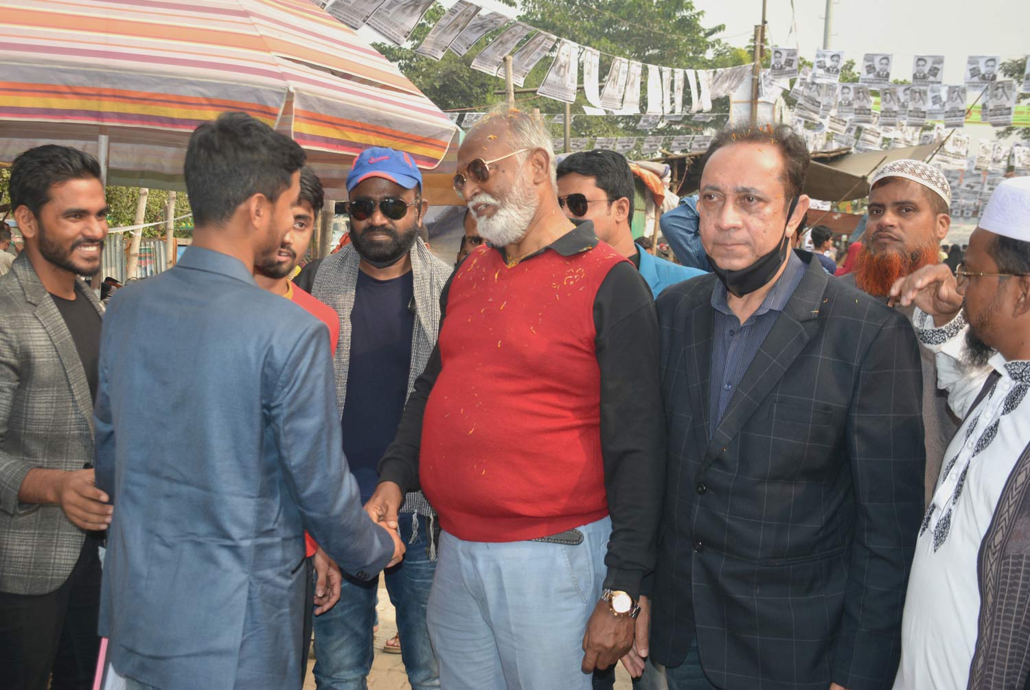 কর্মী-সমর্থকদের নিয়ে নির্বাচনী প্রচারণায় নেমে স্থানীয় এক তরুণের সঙ্গে করমর্দন করছেন তৈমূর আলম খন্দকার।