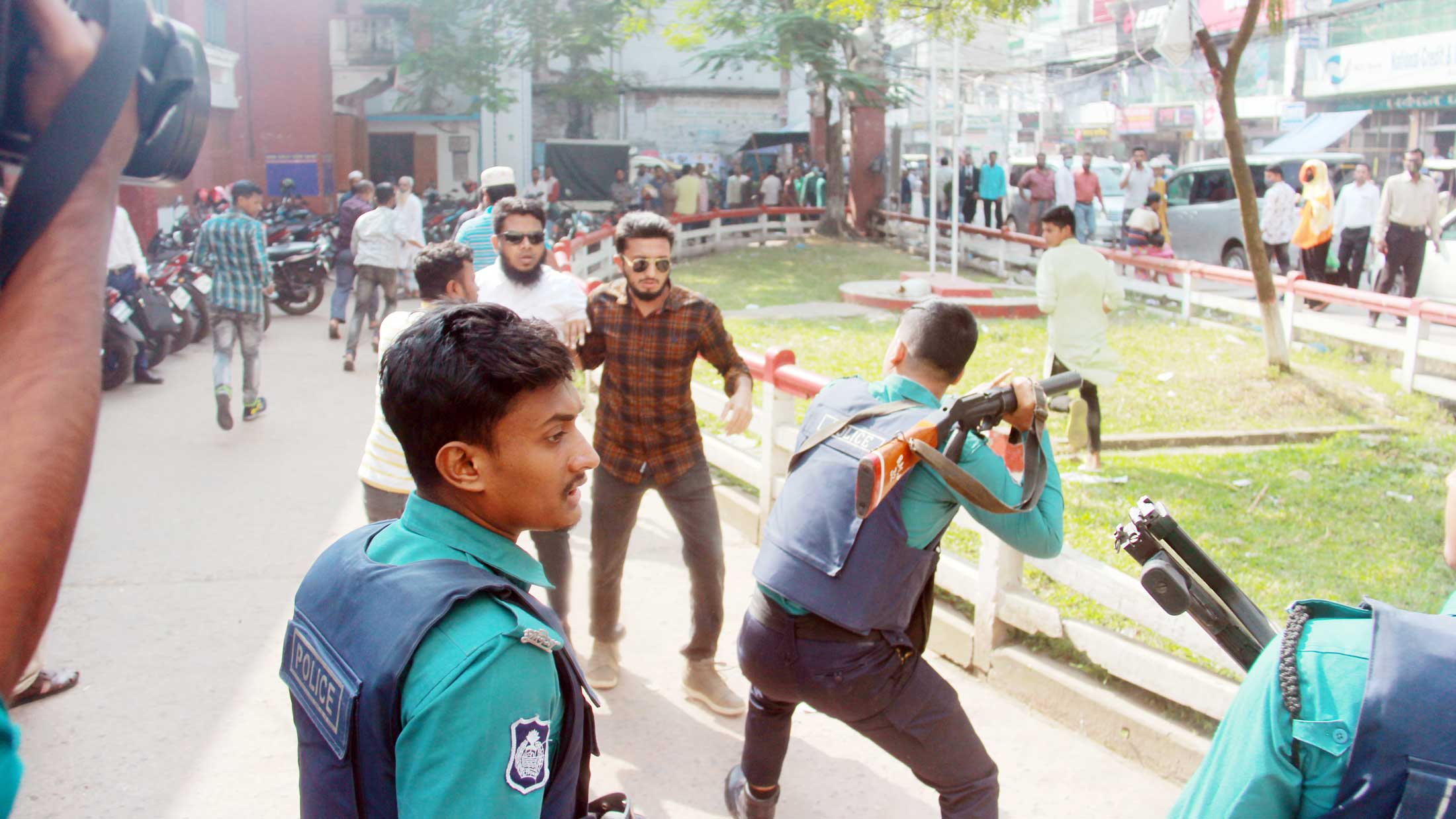 লাঠিপেটায় দাঁড়াতেই পারেননি কর্মীরা