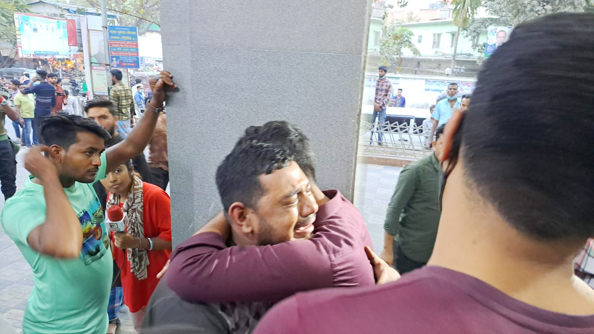 হাসপাতালে স্বজনদের আহাজারি।