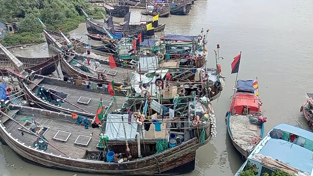 বৈরী আবহাওয়ায় কমেছে ইলিশের সরবরাহ, বেড়েছে দাম