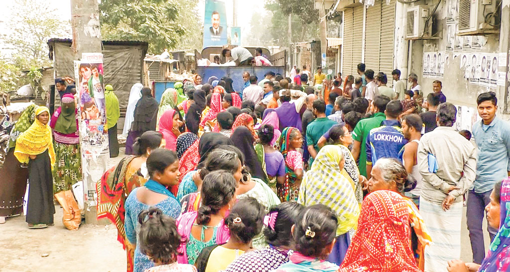 লাইনে দাঁড়িয়েও মিলছে না টিসিবির পণ্য