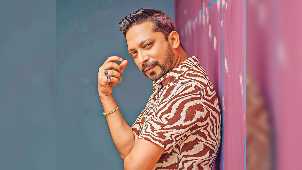 আমরা কেউ রাজনীতির বাইরে নই