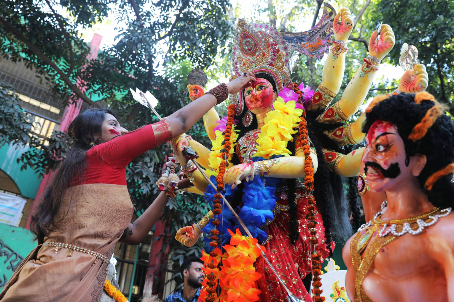 ঢাকের বাদ্যি আর ভক্তদের অশ্রুভেজা ভালোবাসা সঙ্গী করে নিলেন দেবী দুর্গা। শেষ সময়ে দুর্গা মাকে সিঁদুর পড়াচ্ছেন একজন ভক্ত। মোহাম্মদপুর, ঢাকা, ৫ অক্টোবর, ২০২২। ছবি: সজল