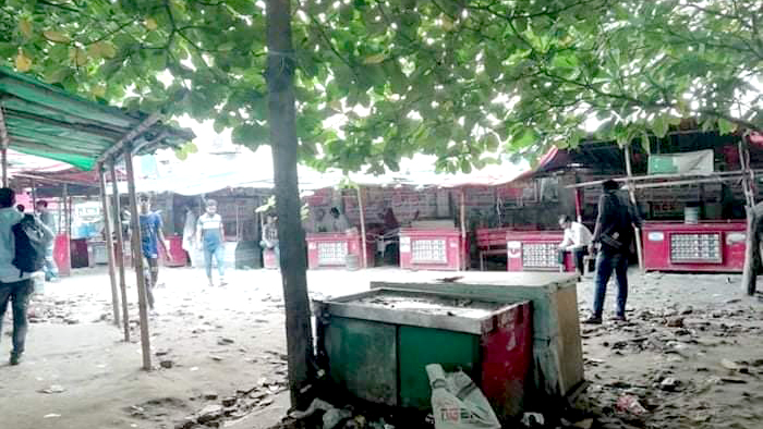 চাঁদাবাজির অভিযোগ ওঠায় জবির টিএসসির দোকানপাট তুলে দিল ছাত্রলীগ     
