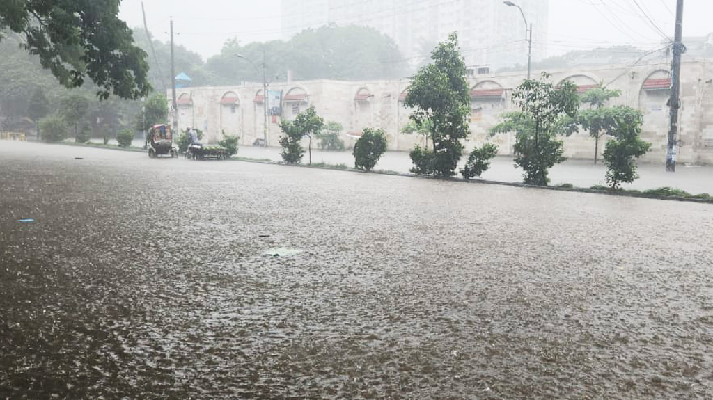 সকাল থেকে রাজধানীতে ঝুম বৃষ্টি, ৩ ঘণ্টায় ৬০ মিলিমিটার