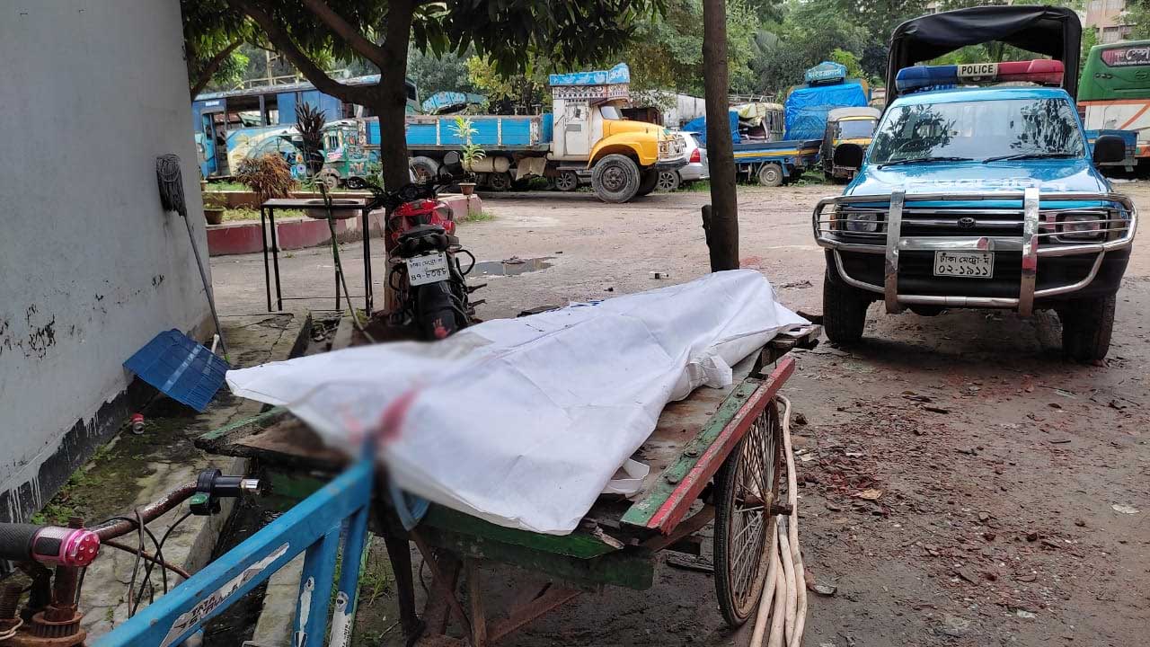 আশুলিয়ায় কাভার্ডভ্যানের চাপায় নিহত ১ 