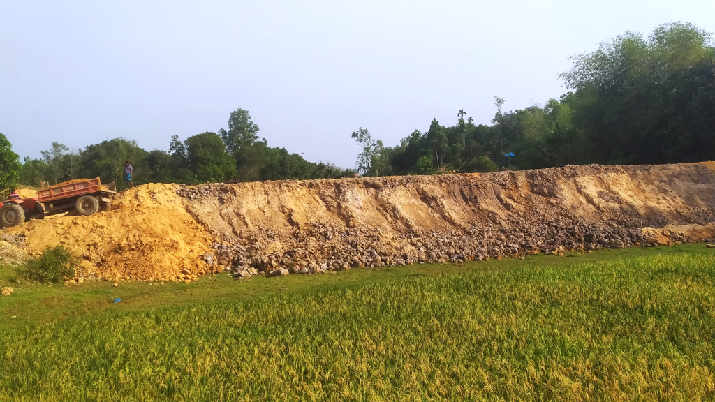 মৎস্য চাষে ক্রিক বাঁধ নির্মাণে পাহাড় কর্তন