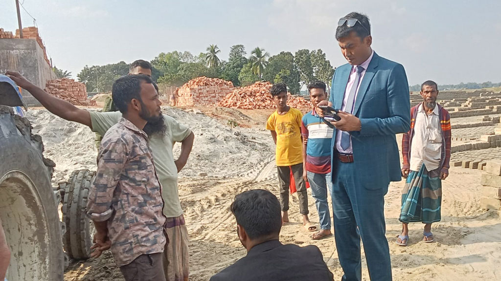 কৃষিজমির মাটি ইটভাটায়, মালিককে লাখ টাকা জরিমানা