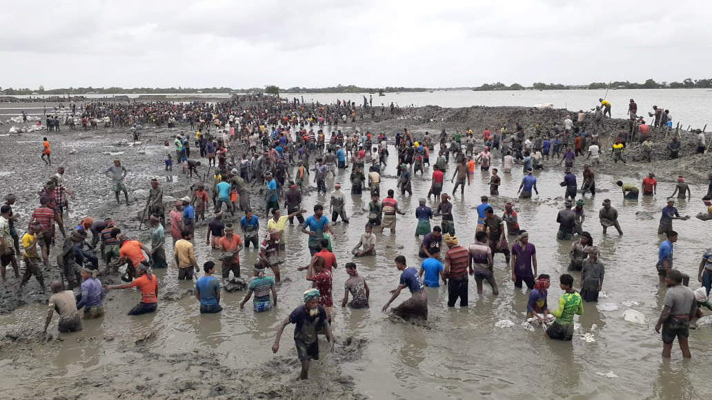 ফের কপোতাক্ষ নদের রিংবাঁধে ভাঙন, স্বেচ্ছাশ্রমে চলছে মেরামত কাজ