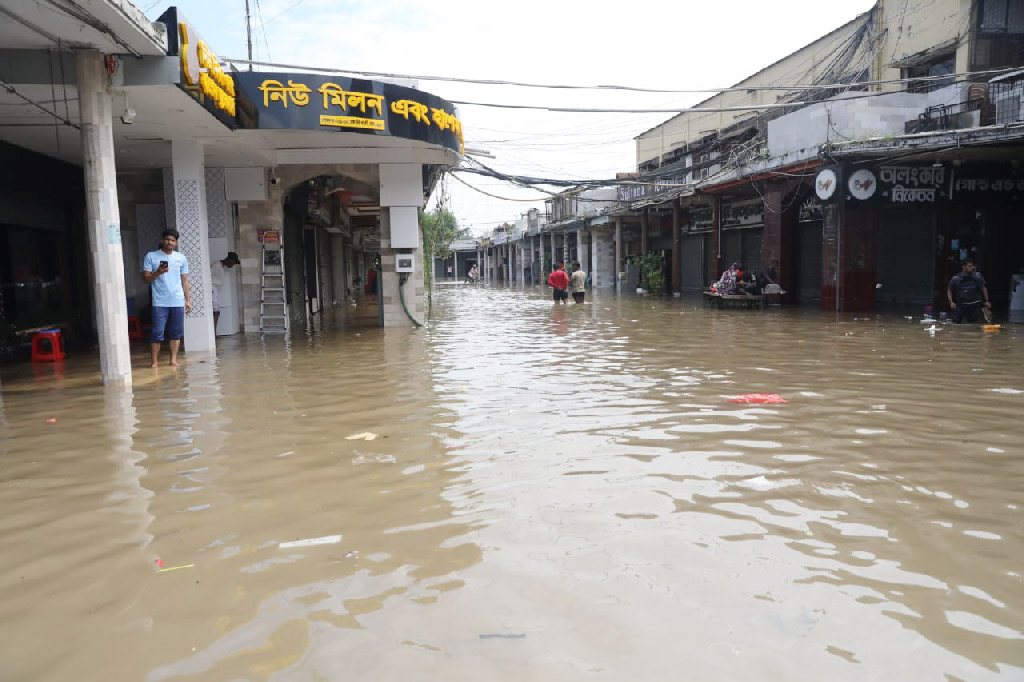 জলাবদ্ধতার কারণে দোকান খুলতে পারছেন না ব্যবসায়ীরা।
