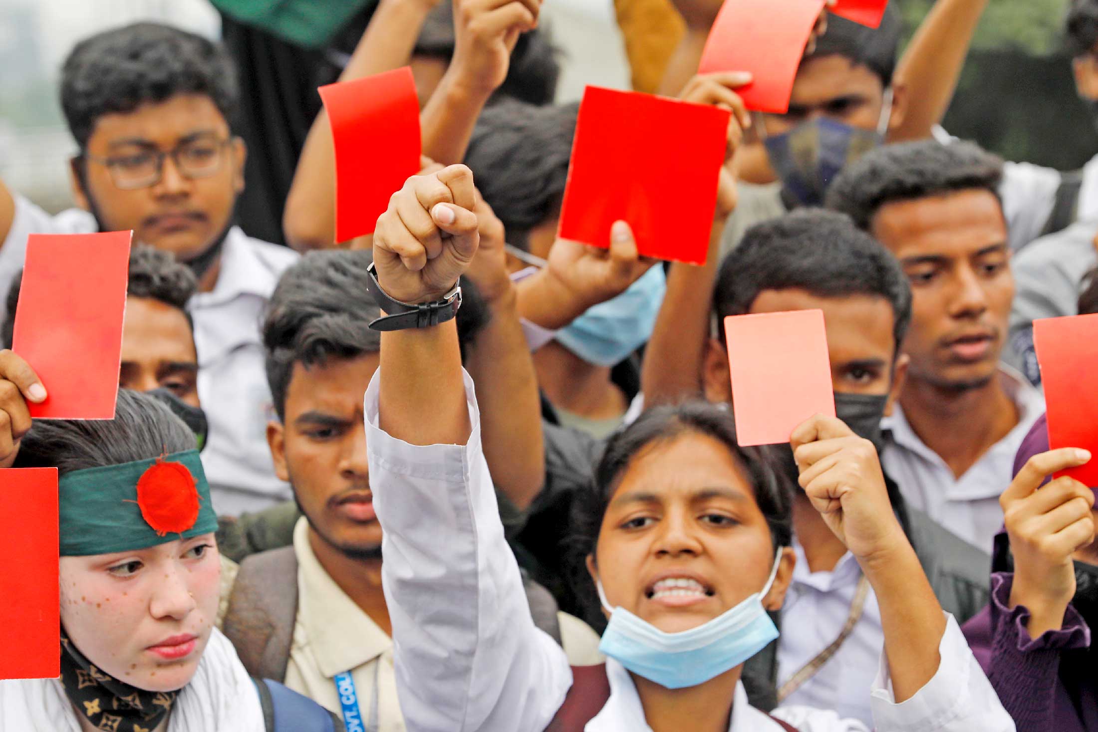 রাস্তায় দাঁড়িয়ে ‘লাল কার্ড’ দেখিয়ে প্রতিবাদ কর্মসূচি পালন করছে শিক্ষার্থীরা। রামপুরা, ঢাকা, ৪ ডিসেম্বর ২০২১। ছবি: হাসান রাজা