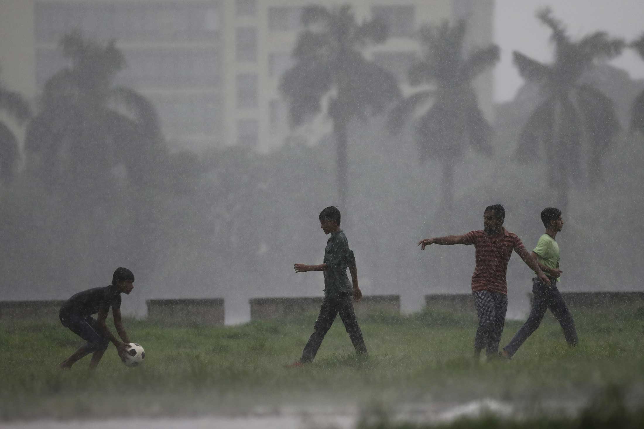 দেশের বিভিন্ন অঞ্চলে বজ্রসহ বৃষ্টি হতে পারে