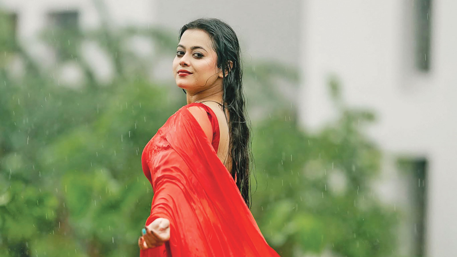 বর্ষায় যেমন পোশাক পরা চাই