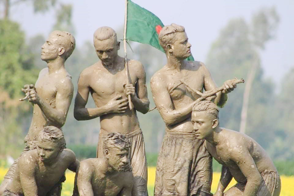 `যেমন পারো তেমন সাজো` এর মাধ্যমে বিজয়ের ৫০ বছর উদ্‌যাপন। ঘিওর, মানিকগঞ্জ, ১৬ ডিসেম্বর, ২০২১। ছবি: আব্দুর রাজ্জাক 