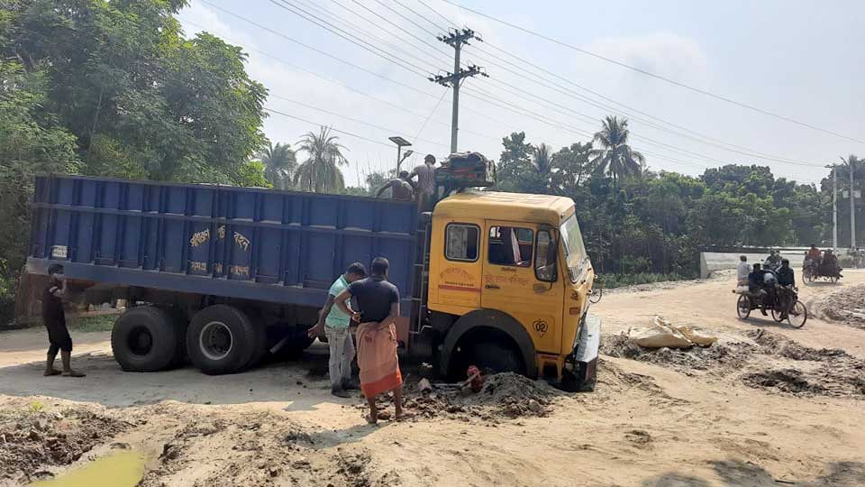 মামলায় কাজ বন্ধ, সেতুর সংযোগ সড়কে ভোগান্তি
