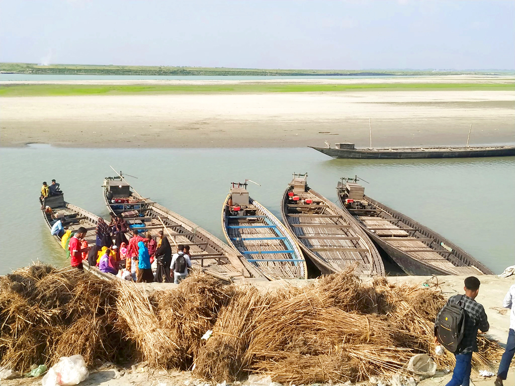 পানি কমে যাওয়ায় নভেম্বর থেকে মার্চ পর্যন্ত যমুনা নদীর বুকজুড়ে চলে ফসলের চাষাবাদ। এখন এর প্রবাহপথে জেগে উঠেছে অসংখ্য চর। শিবালয় উপজেলার জাফরগঞ্জ ঘাটের পাশের যমুনা নদী, মানিকগঞ্জ, ২ ডিসেম্বর ২০২৩। ছবি: আব্দুর রাজ্জাক