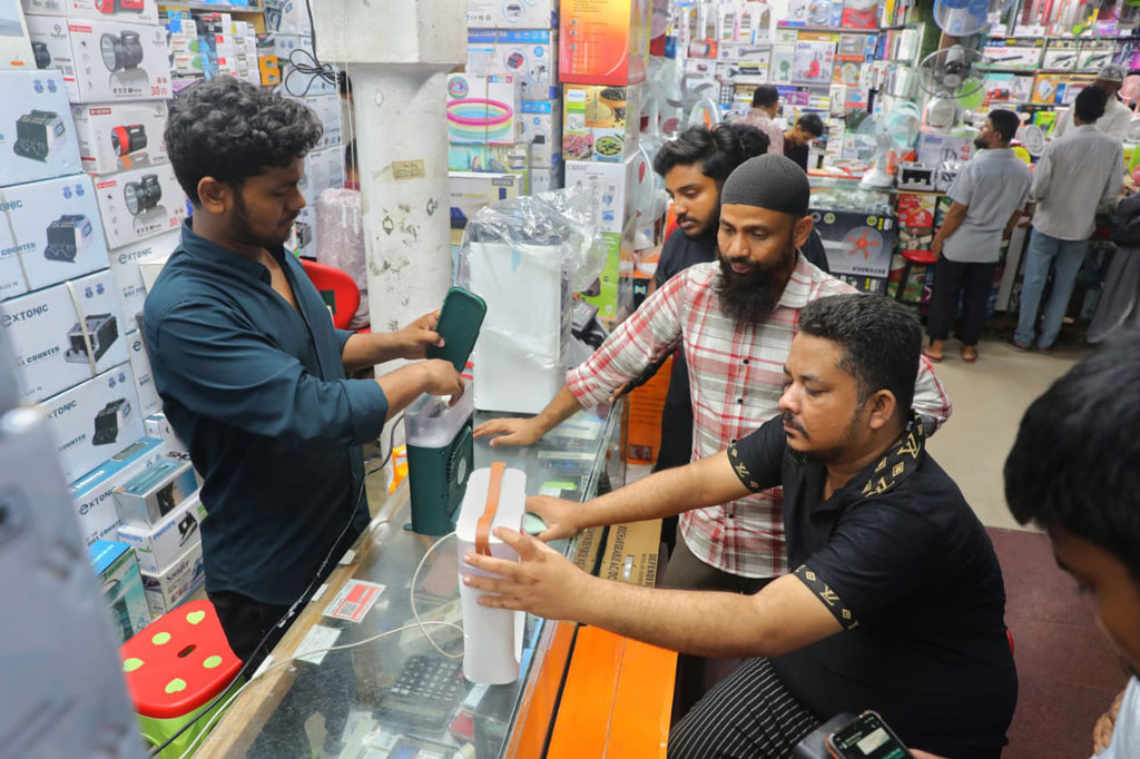 চার্জার ফ্যান, এয়ারকুলারসহ এ জাতীয় ইলেকট্রনিক পণ্যের বিক্রি বেড়েছে।