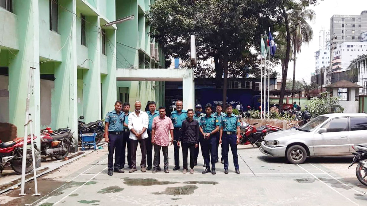ভুয়া পুলিশ ক্লিয়ারেন্স নেওয়ার অভিযোগে গ্রেপ্তার ৩