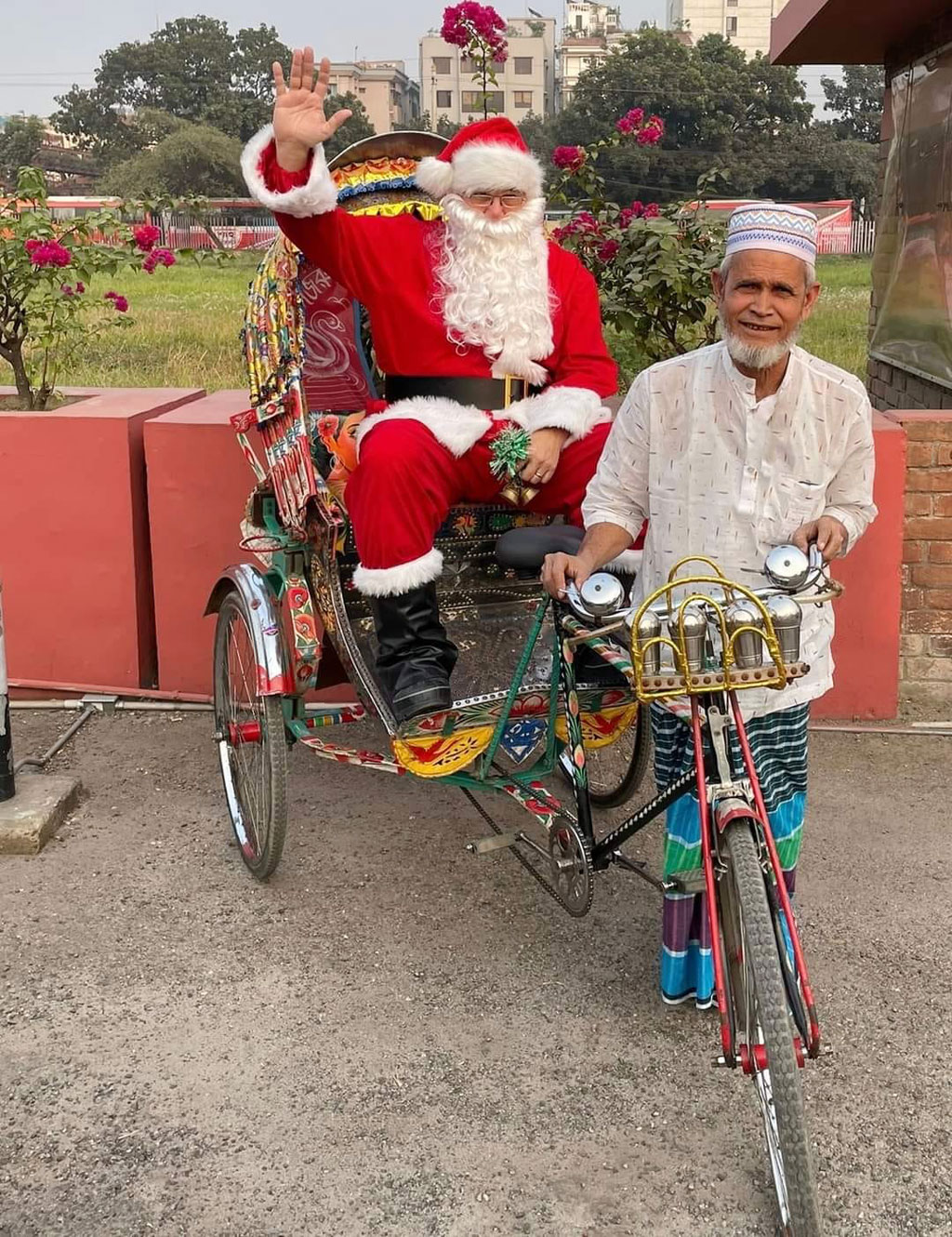 বড়দিন উদ্‌যাপন উপলক্ষে সান্তা ক্লজ ঢাকা শহরে ঘুরে ঘুরে উপহার দিচ্ছে। ছবি: আজকের পত্রিকা