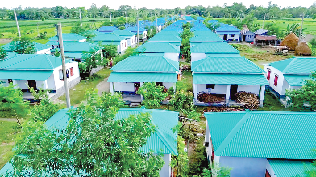 পানি-বিদ্যুৎহীন উপহারের ঘর এখন গলার কাঁটা