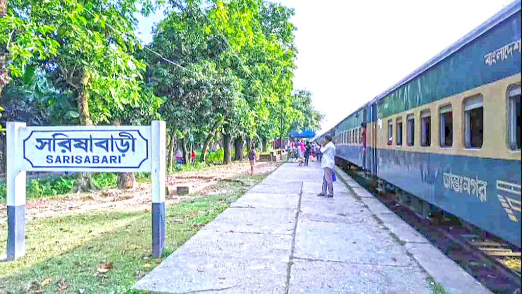 ৩ কারণে ভোগান্তি যাত্রীদের