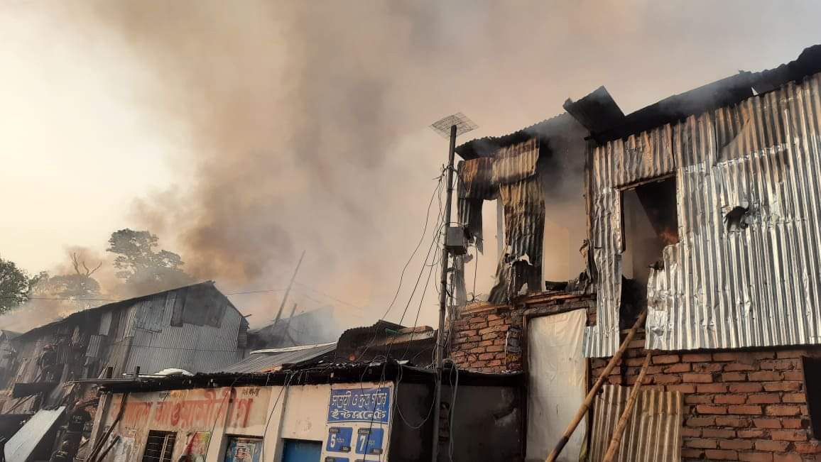 ৩ ঘণ্টার চেষ্টায় মহাখালী বস্তির আগুন নিয়ন্ত্রণে