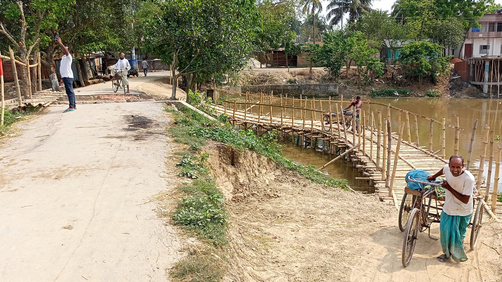 ভেঙে ফেলা সেতুর কাজ  শুরু হয়নি এক মাসেও