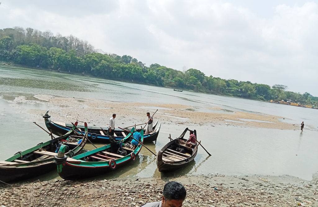 শুকনো মৌসুমে কর্ণফুলী নদীতে পানি কমে যাওয়ায় নদীর মাঝখানে চর জেগেছে। এতে ব্যহত হচ্ছে নৌ চলাচল। কাপ্তাই, রাঙামাটি, ৬ এপ্রিল, ২০২৩। ছবি: ঝুটন দত্ত
