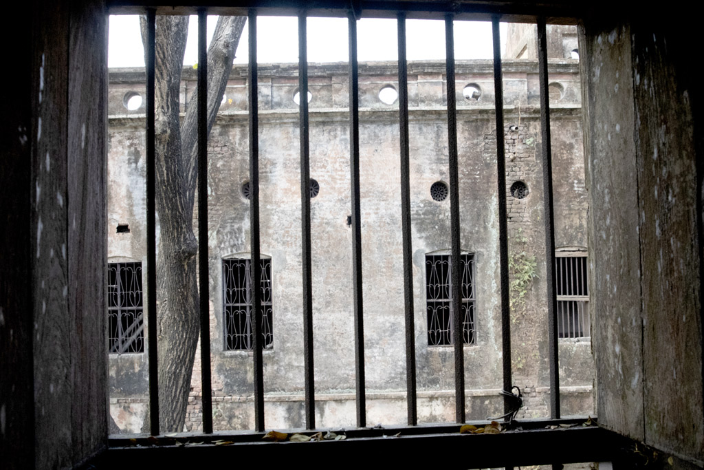 তদারকির অভাবে ভবনগুলোর জানালা-দরজা এখন ভেঙে ভেঙে পড়ছে।