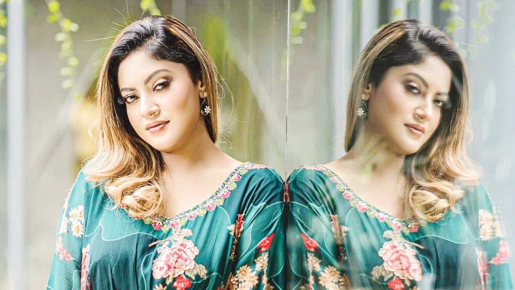 হঠাৎ অভিনয় ছাড়ার ঘোষণা দিলেন মৌ খান