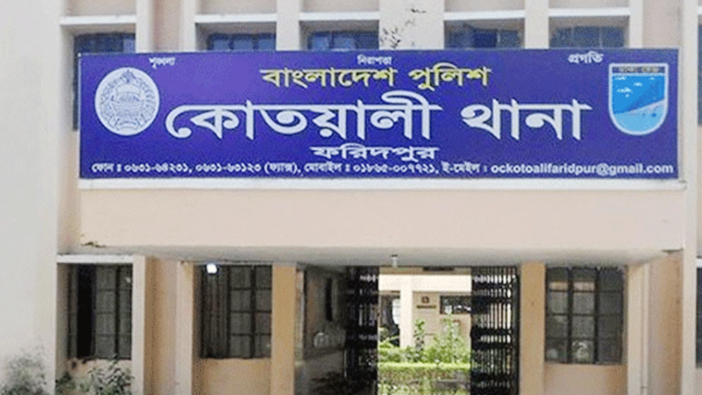 ডিবি পরিচয়ে ছিনতাই করতে গিয়ে গণধোলাইয়ের শিকার, পুলিশ সদস্যসহ আটক ২